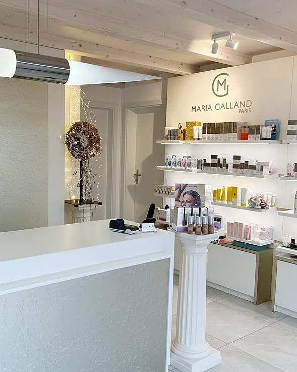 Empfang von beautysense cosmetics mit Pflegeprodukten im Regal